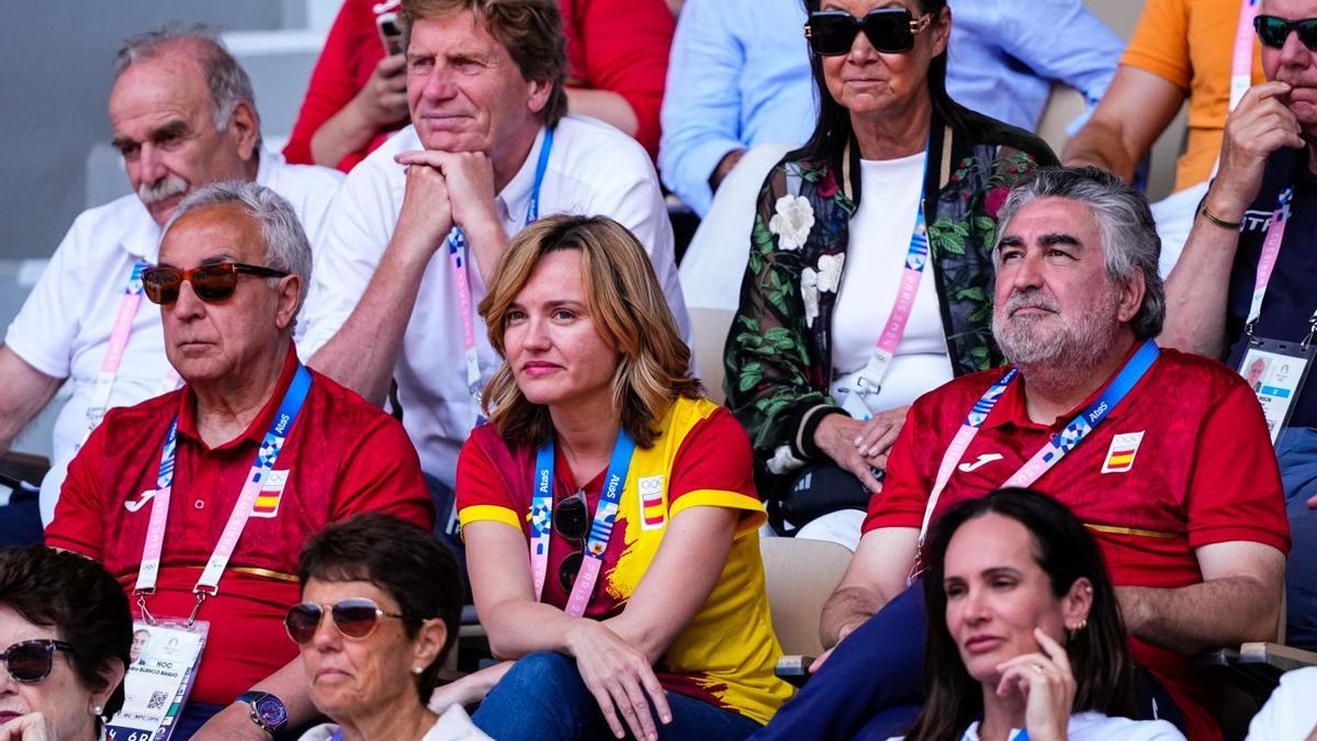 La ministra Pilar Alegría junto al presidente del Comité Olímpico Español, Alejandro Blanco, y José Manuel Rodríguez Uribes, presidente del Consejo Superior de Deportes.