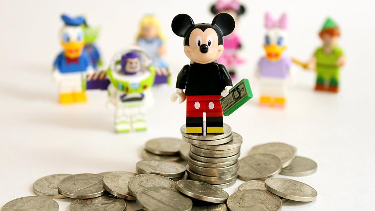 Mickey Mouse con una montaña de dinero