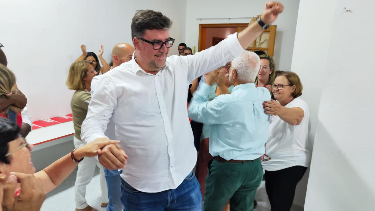 Isidro Pérez celebra la mayoría absoluta del PSOE en San Bartolomé