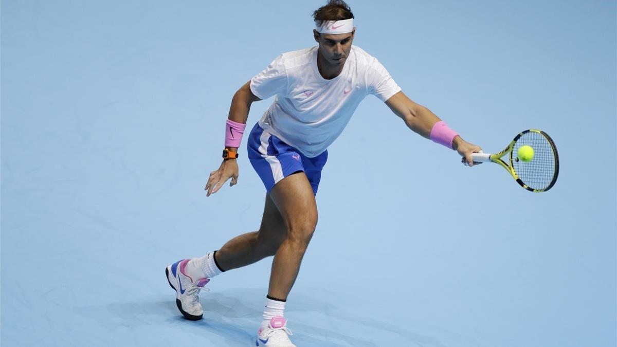 Nadal devuelve un golpe ante Zverev.