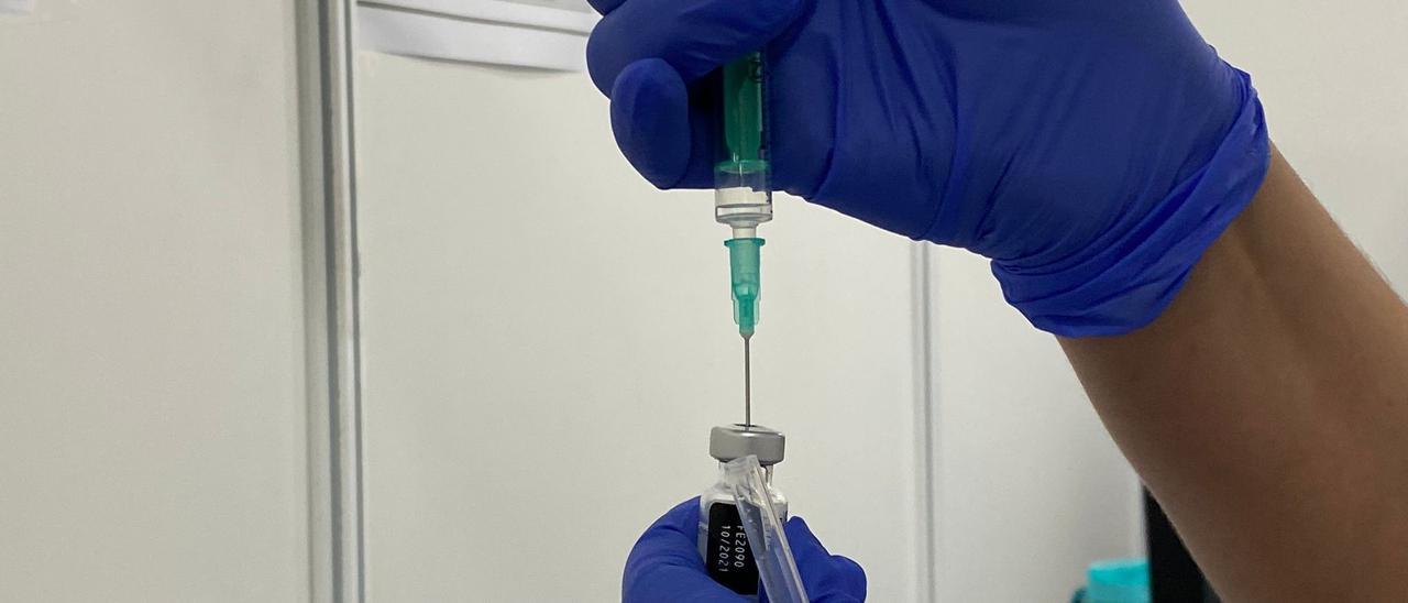 Un sanitario prepara una dosis de la vacuna contra la Covid-19.