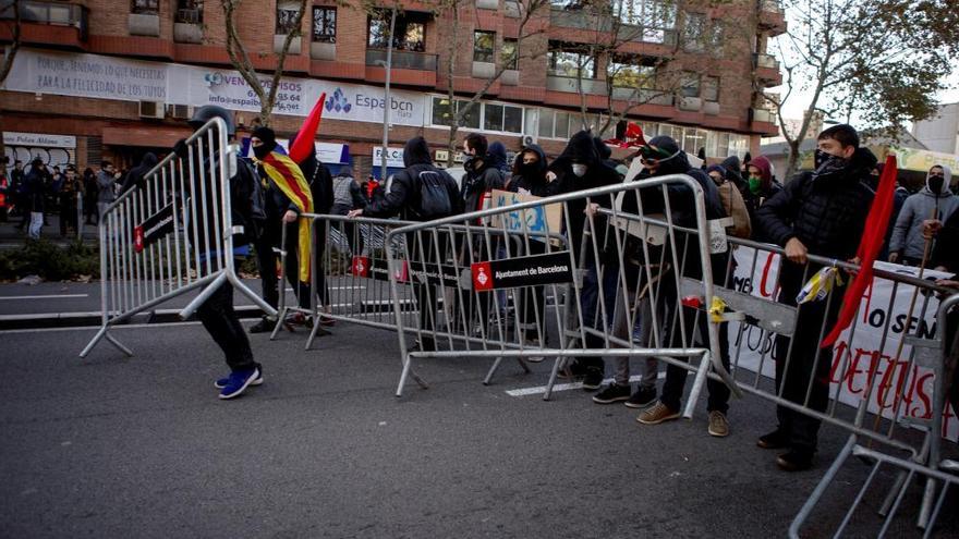 Tensió i enfrontaments entre Mossos i manifestants al centre de Barcelona