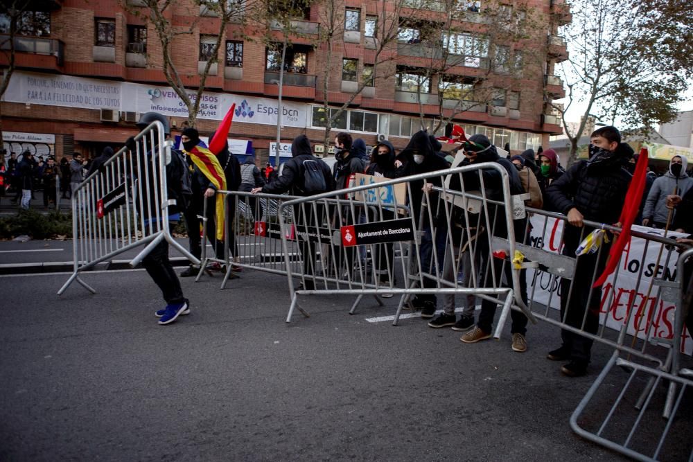 Tensió i enfrontaments entre Mossos i manifestants al centre de Barcelona