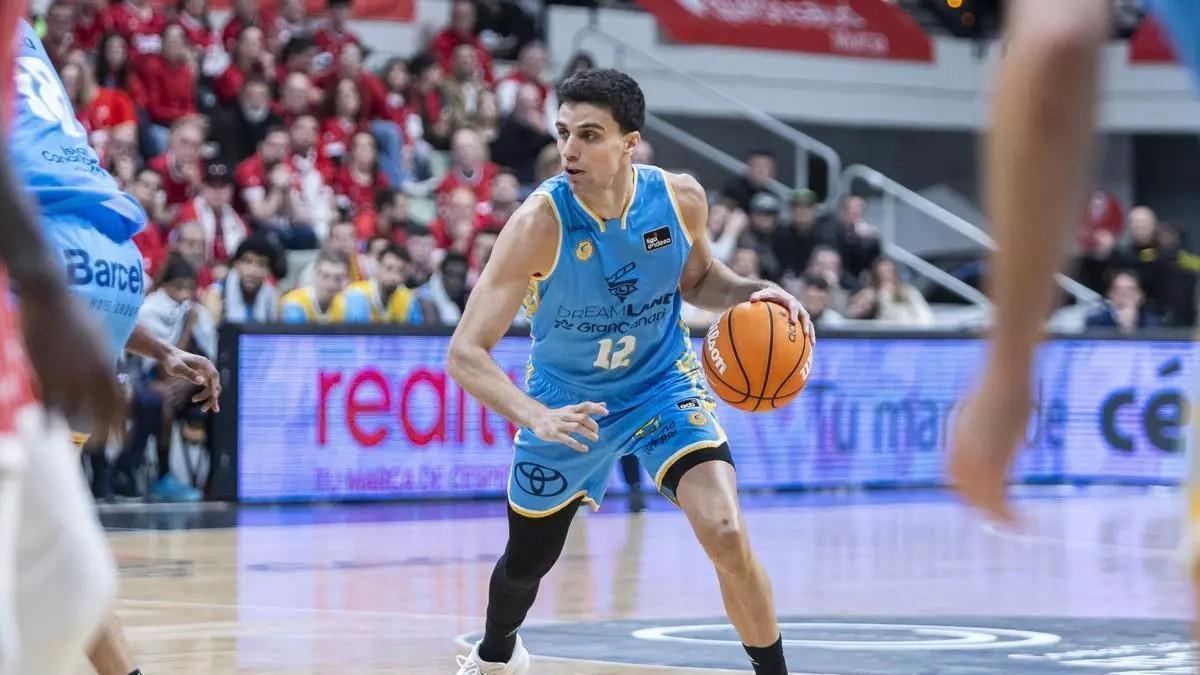 Carlos Alocén conduce el balón en el último partido del Granca en Murcia.