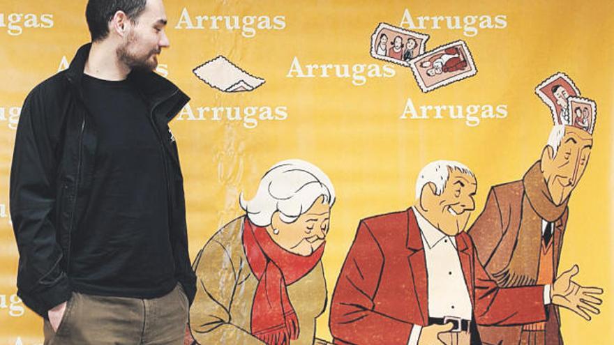 Ignacio Ferreras, junto a un cartel de &quot;Arrugas&quot;. // M.G.