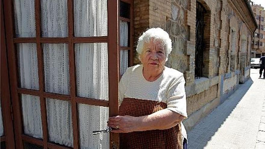 Francisca, a la puerta de su casa.  FOTO: F. BUSTAMANTE