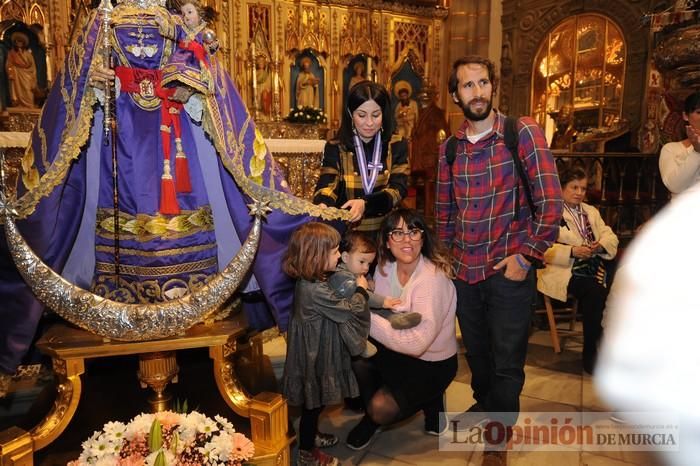 Los niños pasan por el manto de la Fuensanta