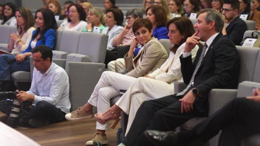 Inés Rey, junto a la ministra Isabel Rodríguez y el delegado del Gobierno, José Miñones.   | // CARLOS PARDELLAS