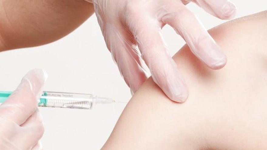 Sanidad invierte 3,3 millones de euros en 100.000 dosis de la nueva vacuna contra la meningitis