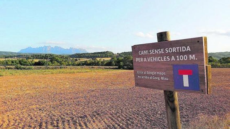 El rètol que alerta que les indicacions de Google Maps per anar al gorg Blau no són bones | J.M.G.