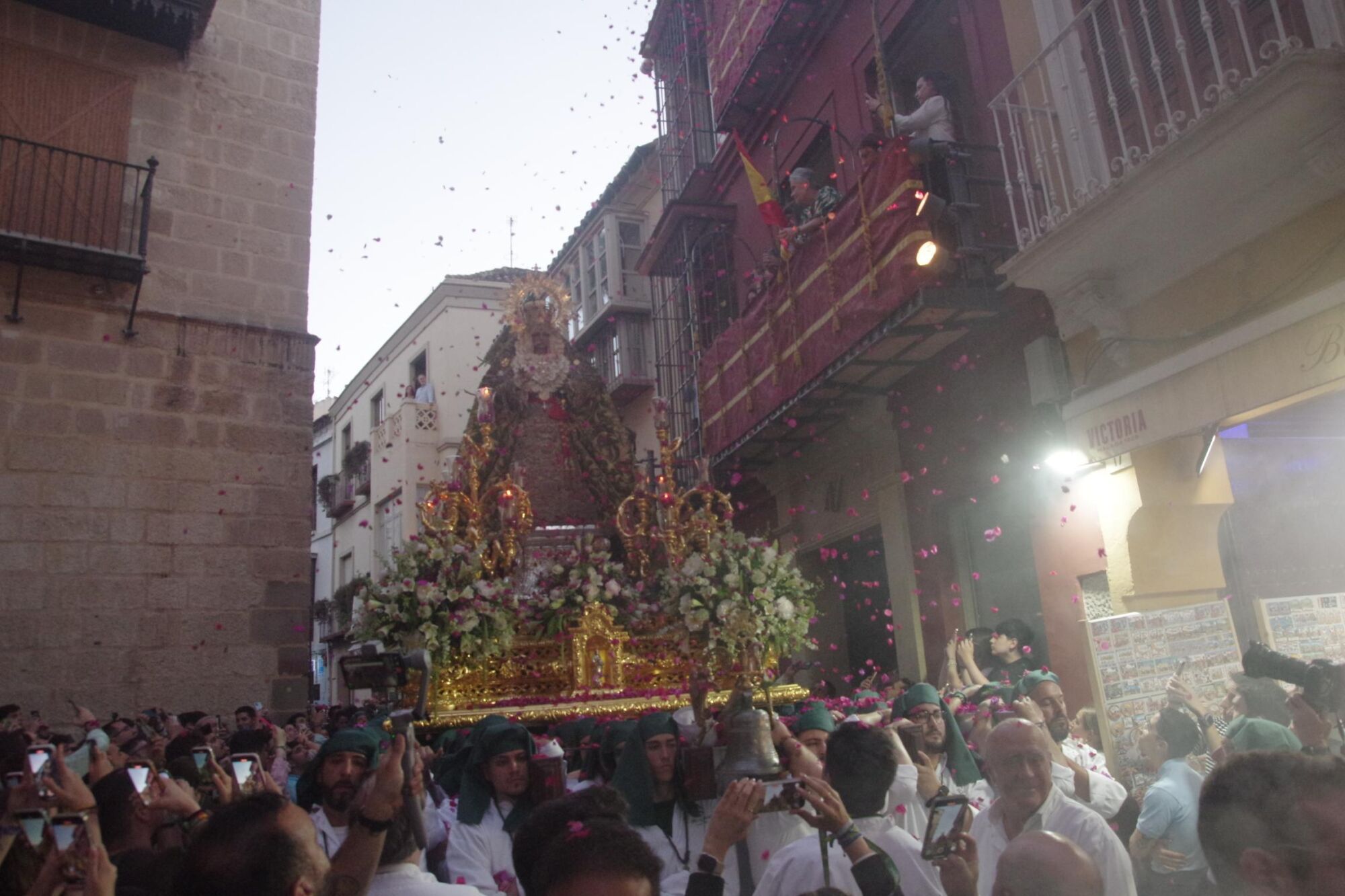 Procesión triunfal de regreso de la Virgen de la Esperanza a su basílica tras su peregrinación a Roma
