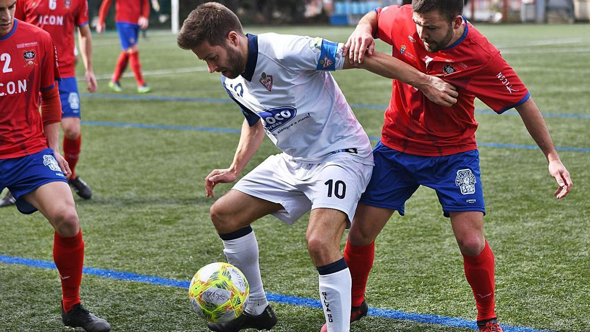 Comis, del Choco, presiona a un jugador ourensano durante el encuentro de ayer . |  // FDV