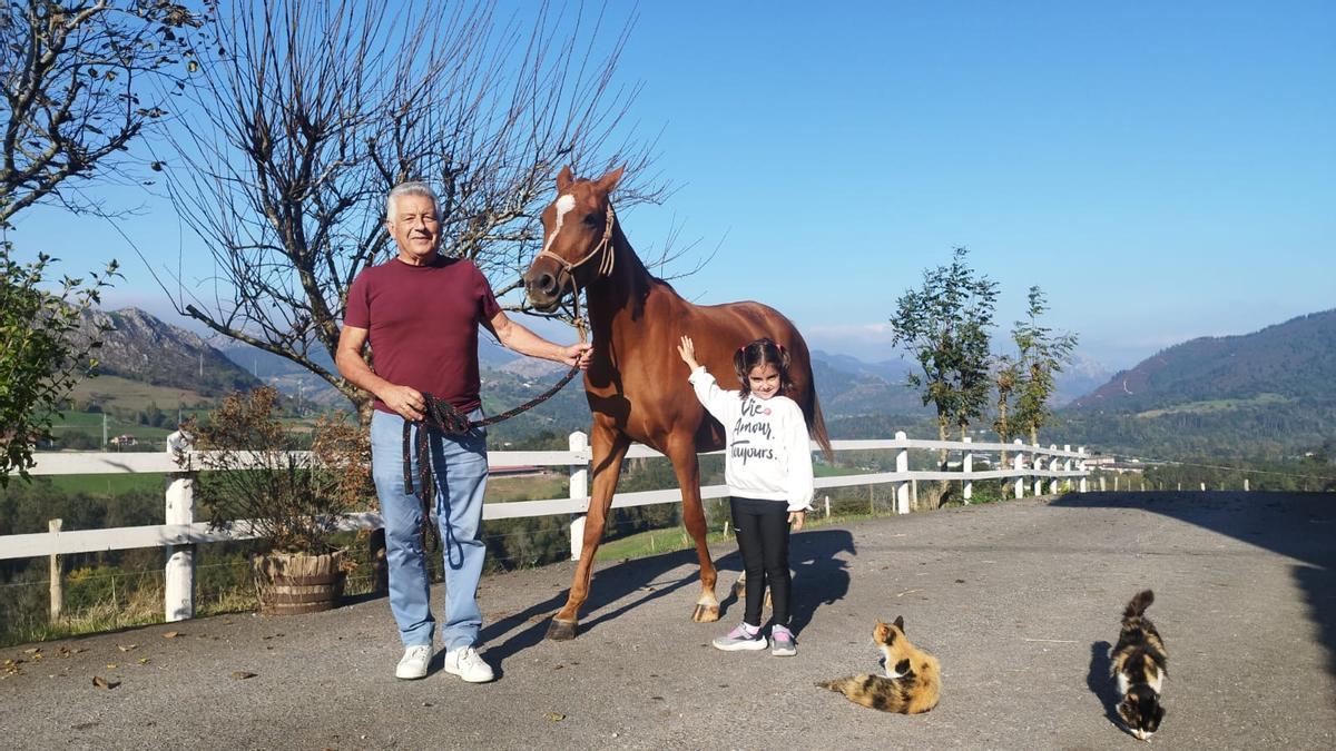 Juan Antonio Tamés y su nieta Lara en la ganadería La Toya, en Parres