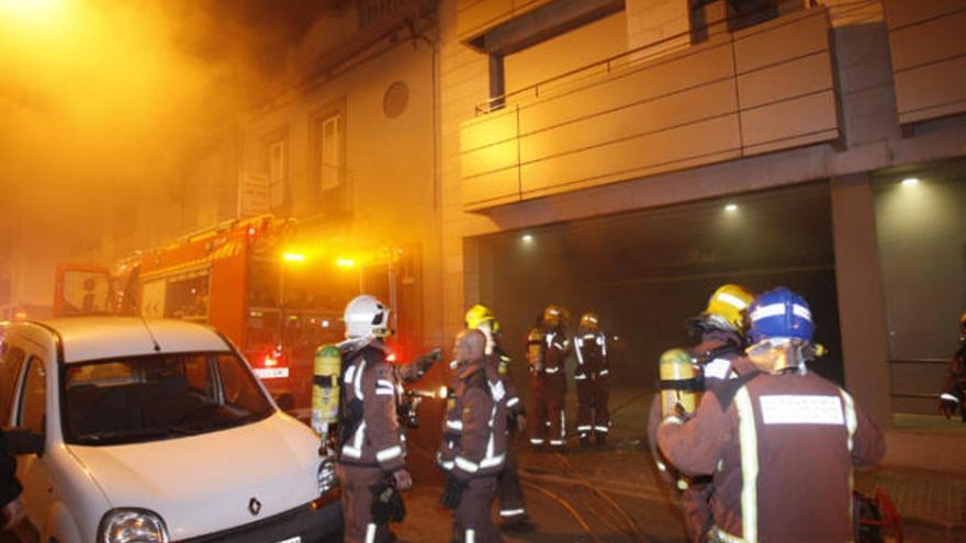 Crema un vehicle situat en un aparcament al carrer Ametller