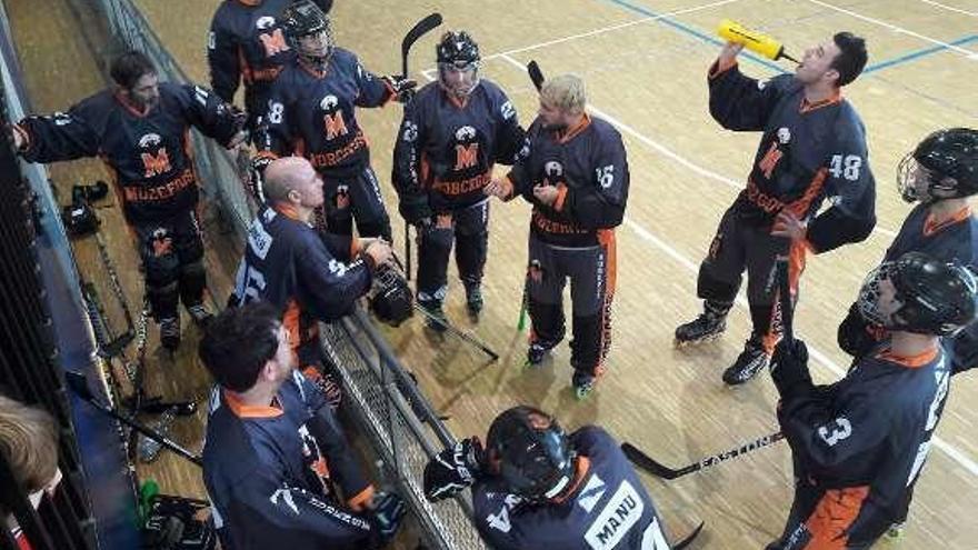 Los jugadores del equipo ourensano, en un tiempo muerto.