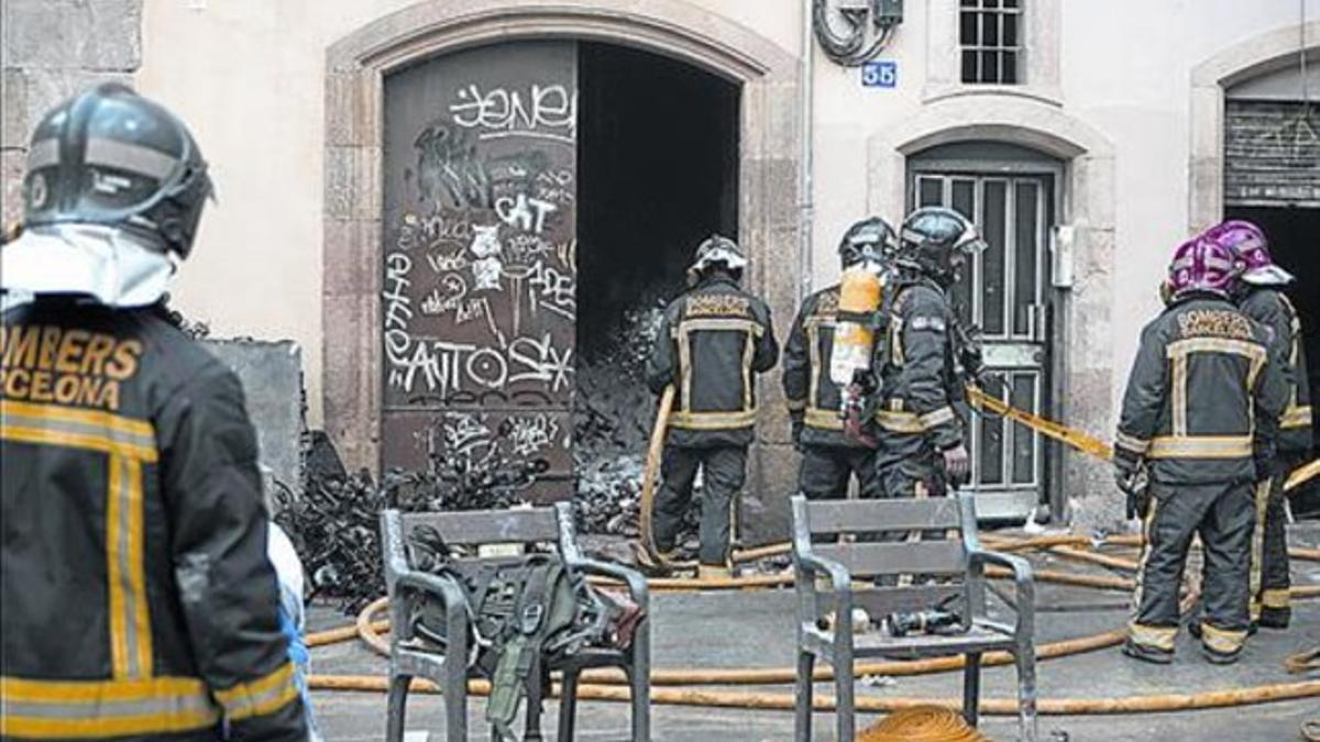 Bomberos ante una de las viviendas afectadas, ayer.