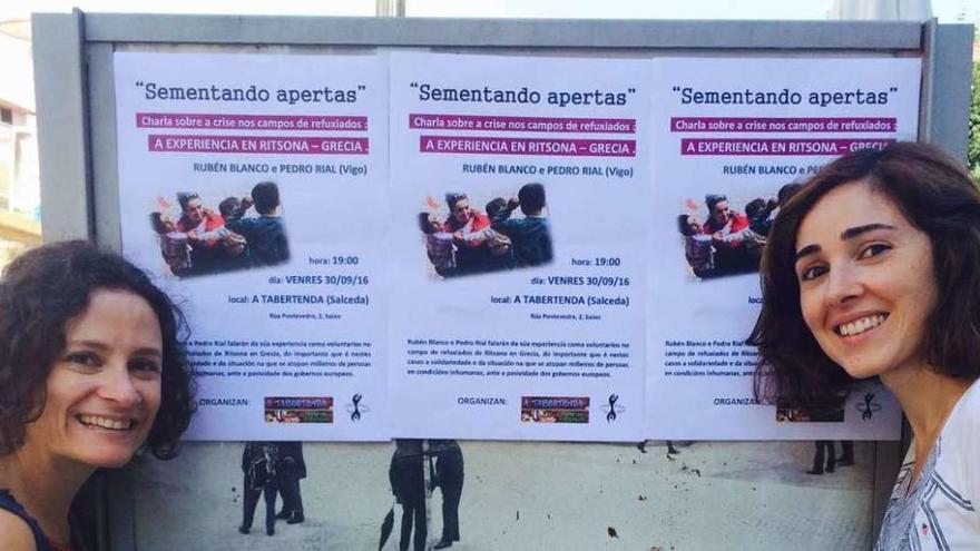 Cristina Rey (izq.) con Diana Gonçalves junto a los carteles de la charla en Salceda. // FdV