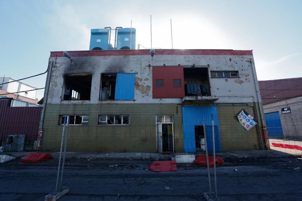 Estado de la vieja fábrica de hielo de Avilés tras en incendio