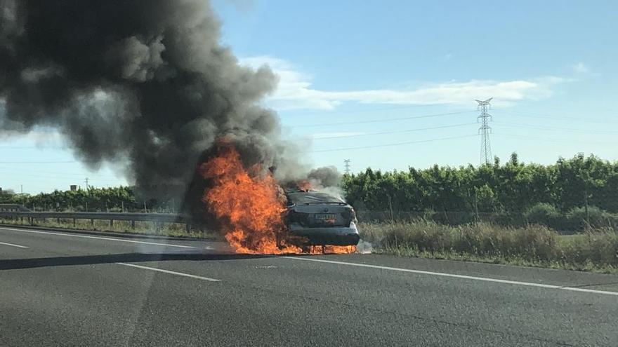 Un coche se incendia en la A-7 y provoca retenciones frente al polígono industrial de Carlet