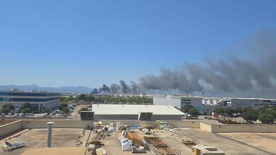El incendio de dos camiones provoca un gran fuego en Mercapalma