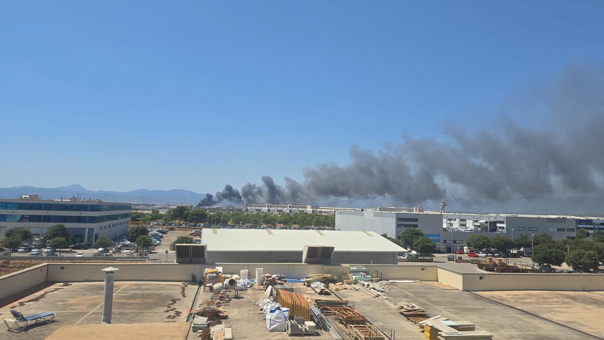 Arden dos camiones y provocan un gran incendio en Mercapalma