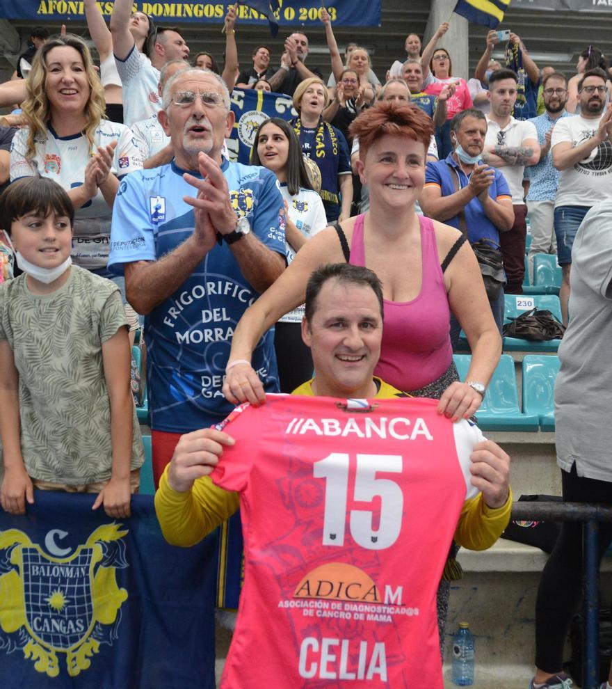 El exportero de Cangas, Diego Moyano, al final del encuentro con la camiseta rosa del Frigoríficos, en apoyo a Adicam, que le regaló una aficionada del Cangas.
