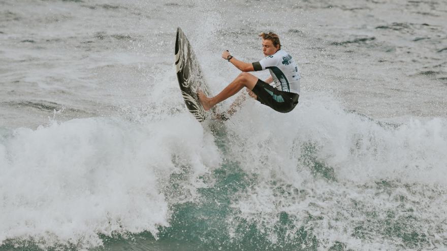 Las olas crecen en El Lloret y el espectáculo del Mundial de Paddle Surf responde