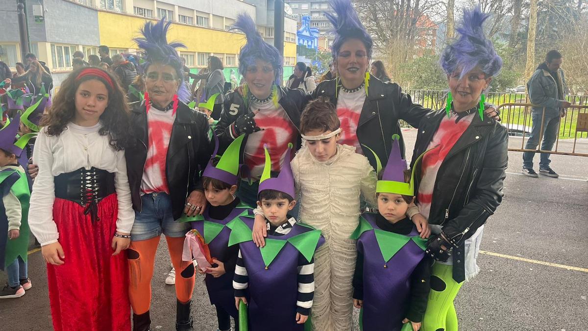 El Bernardo Gurdiel toma la calle: doscientos escolares desfilan por Grado para festejar el Antroxu