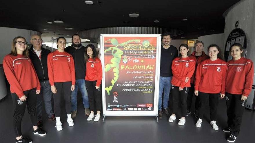 El sector juvenil de balonmano fue presentado ayer en el consistorio lalinense. // Bernabé/Javier Lalín