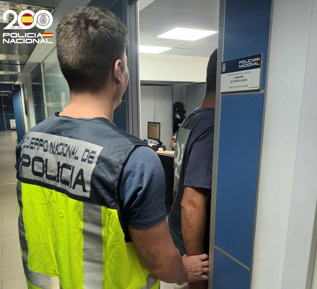 Un agente de la Policía Nacional conduce al detenido a un despacho de Palma.