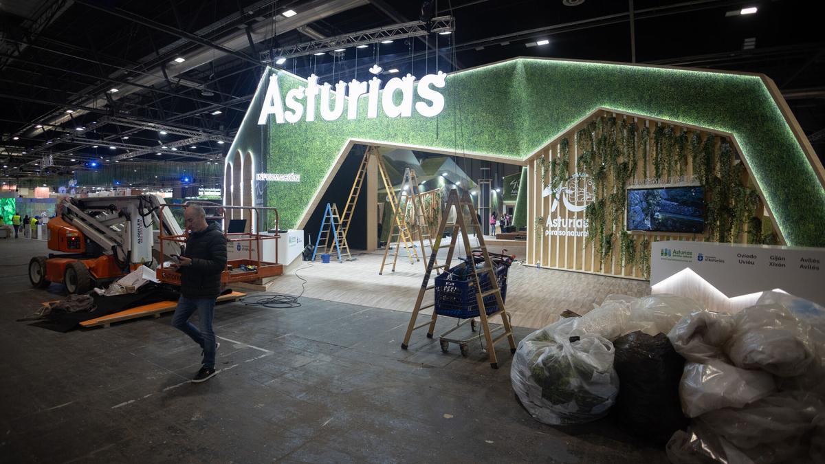 Últimos preparativos para la inauguración de Fitur, este martes en Ifema (Madrid).