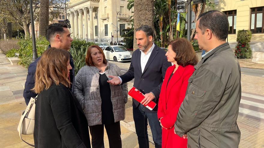 El portavoz municipal socialista, Daniel Pérez, junto a concejales del PSOE