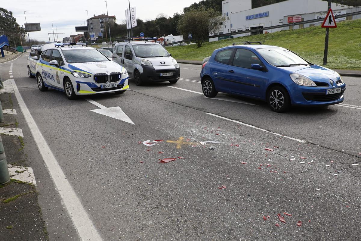 EN IMÁGENES: Impactante accidente entre un coche y un autobús en la entrada de Avilés