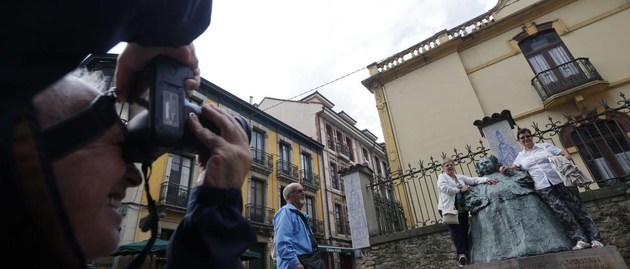 Turistas se fotografían junto a la estatua “La monstrua”, del pintor Carreño Miranda y dedicada a Eugenia Martínez Vallejo. | Mara Villamuza.