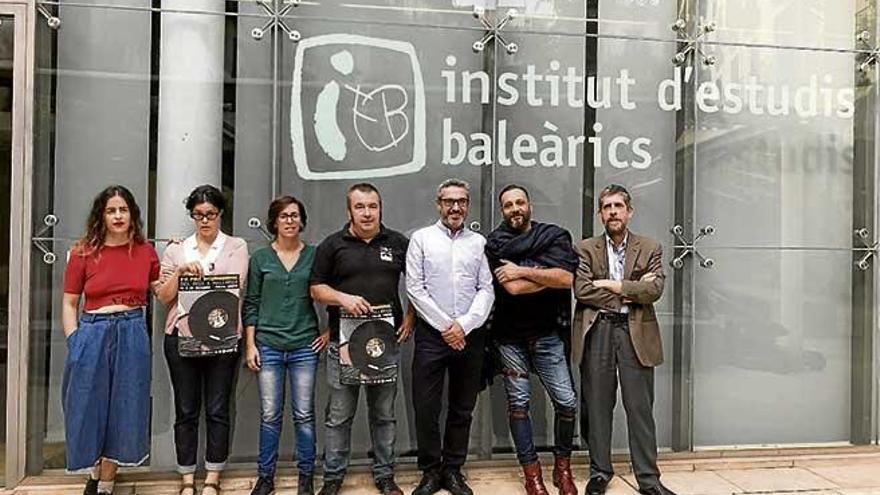 Pere Terrassa, en el centro, junto a organizadores y músicos.