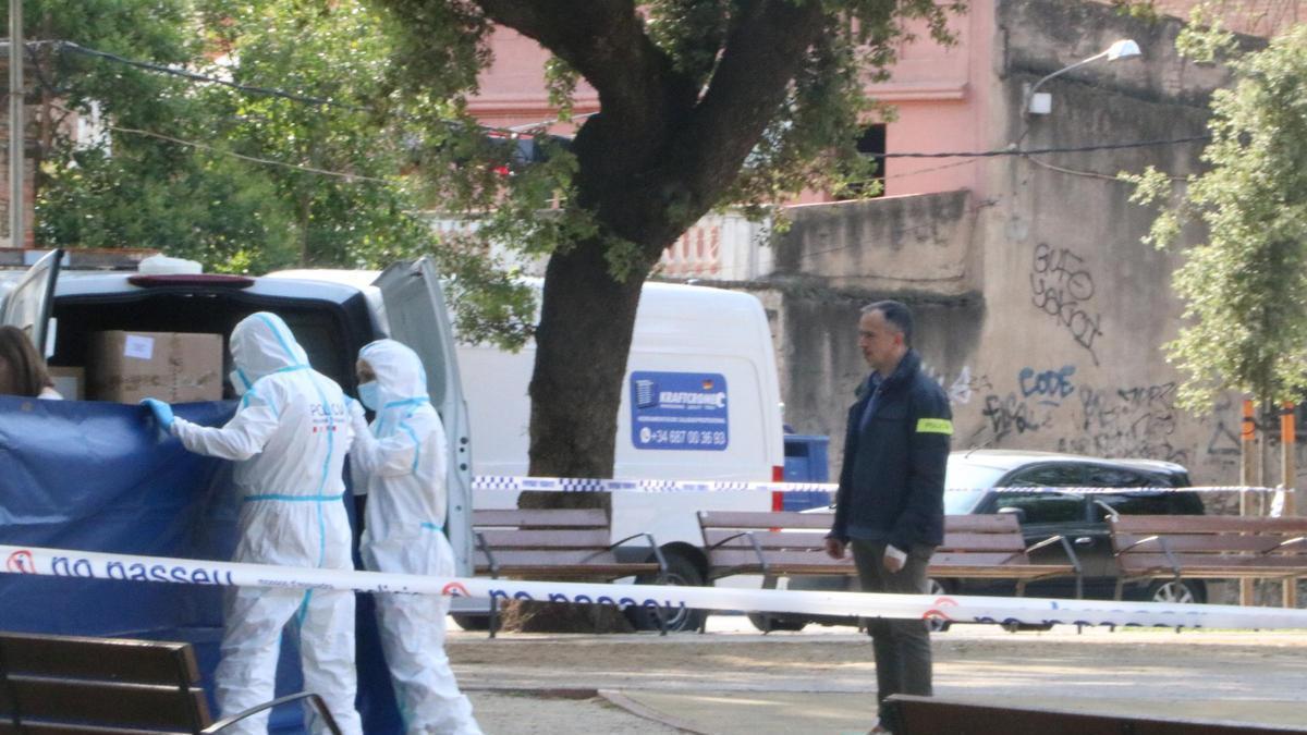 Mossos a la zona del crim a la plaça de Figueres