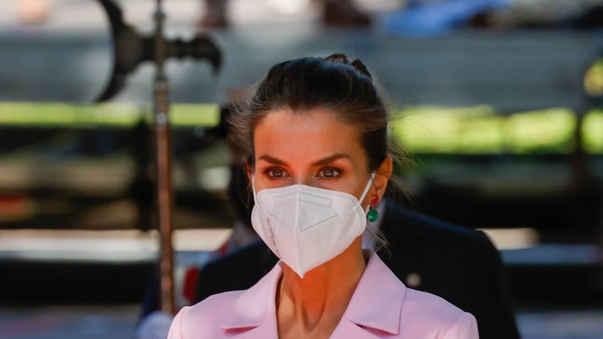 La reina Letizia con vestido blazer en color rosa