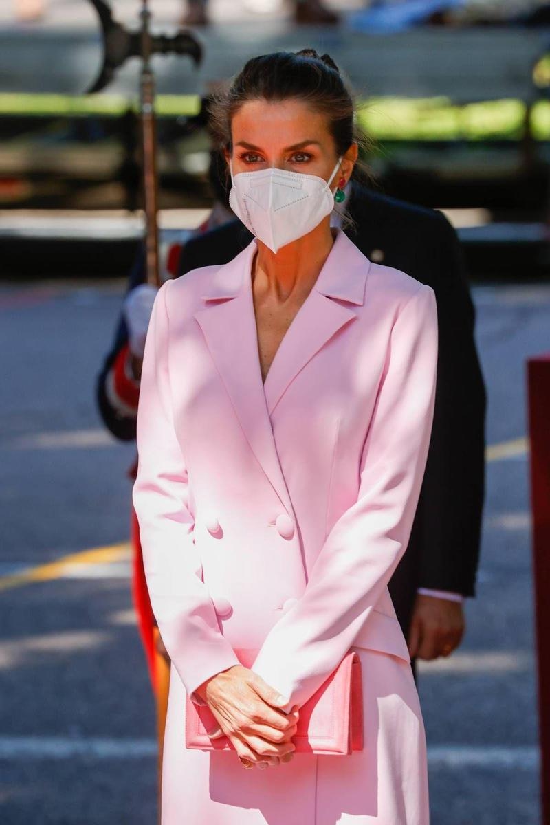 La reina Letizia con vestido blazer en color rosa