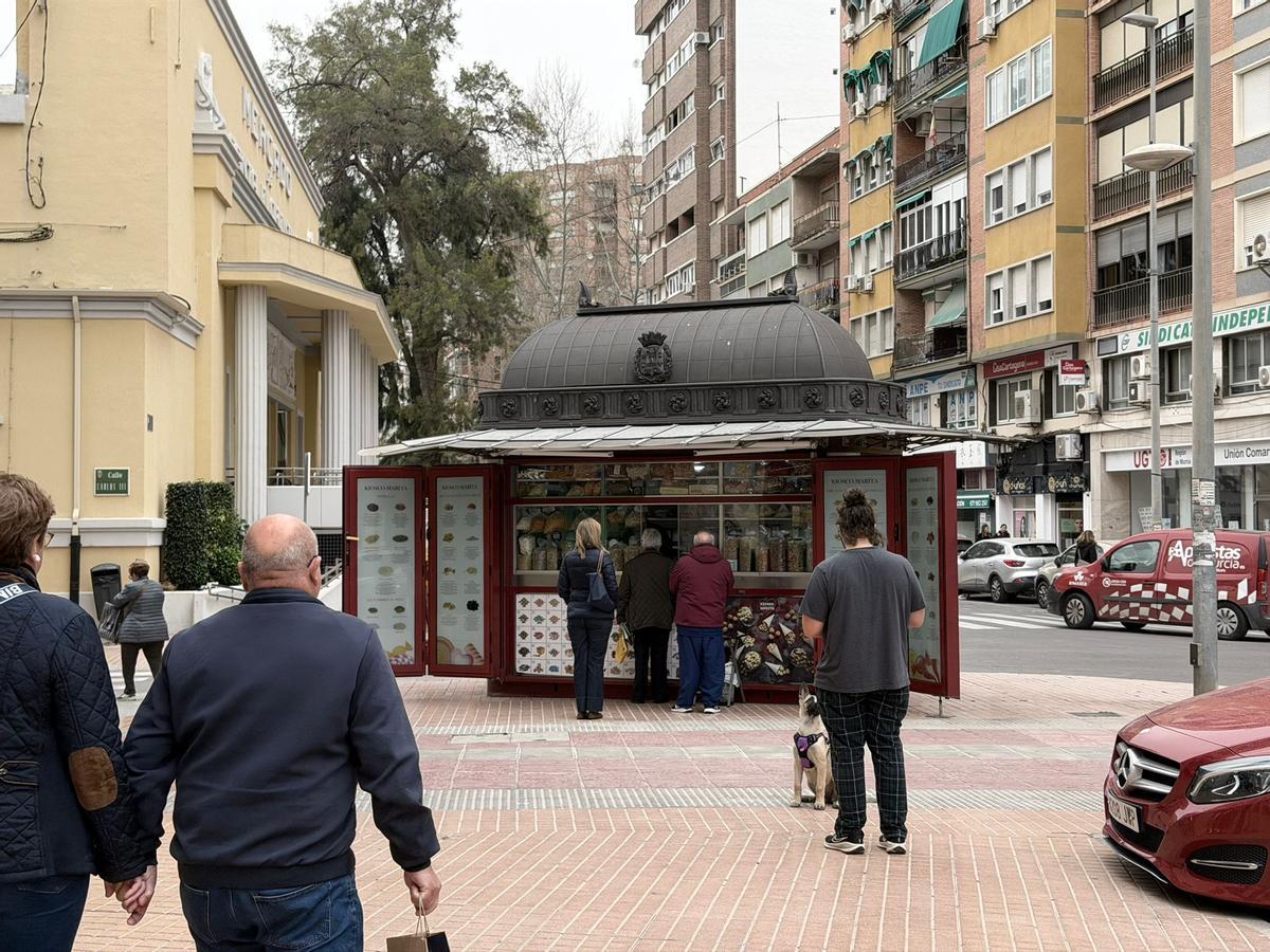 Un 'quiosco rojo' junto al Mercado de Santa Florentina abierto esta semana