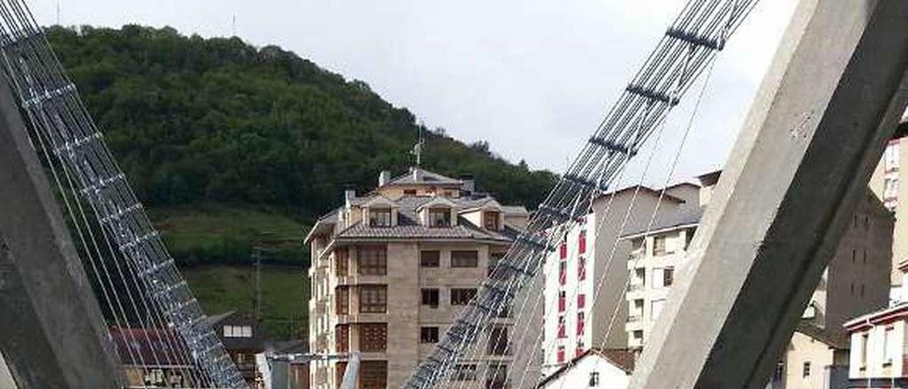 El puente colgante de Cangas del Narcea, en obras, en 2013.