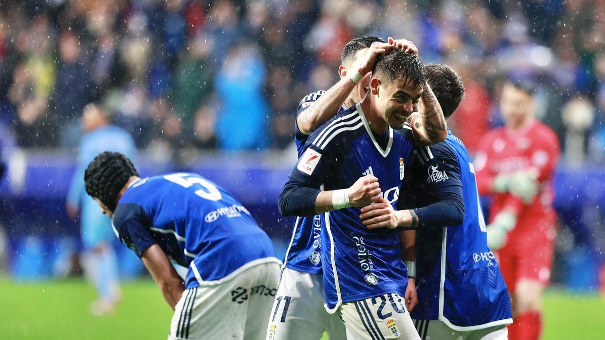 EN IMÁGENES: Ambiente y partido de un Real Oviedo-Levante pasado por agua