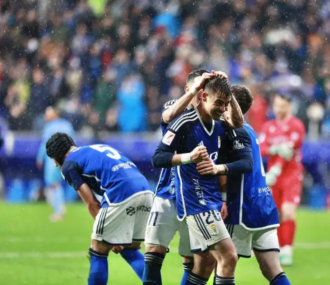 EN IMÁGENES: Ambiente y partido de un Real Oviedo-Levante pasado por agua