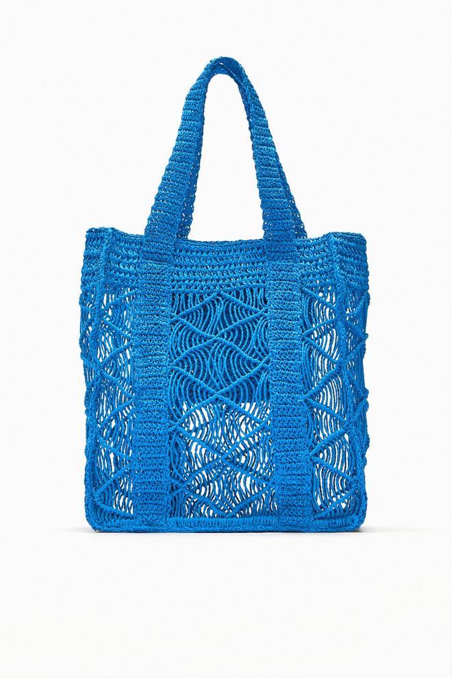 Bolso de rafia azul, de Zara