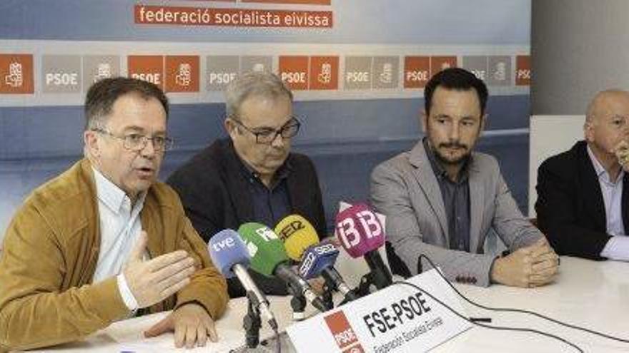 Los alcaldes socialistas y el presidente del Consell, ayer en rueda de prensa.