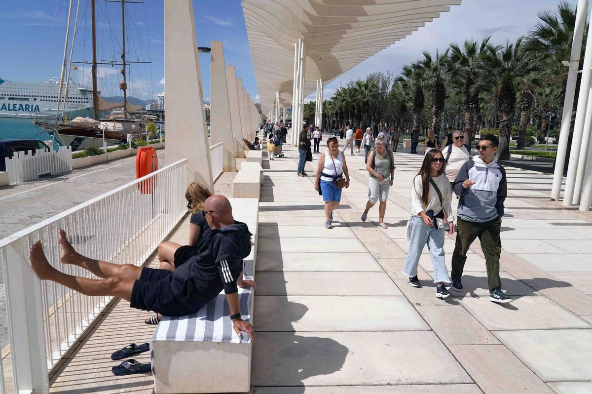 MLG 25-03-2025.-Turistas y residentes disfrutan de las altas temperaturas en la playa de La Malagueta