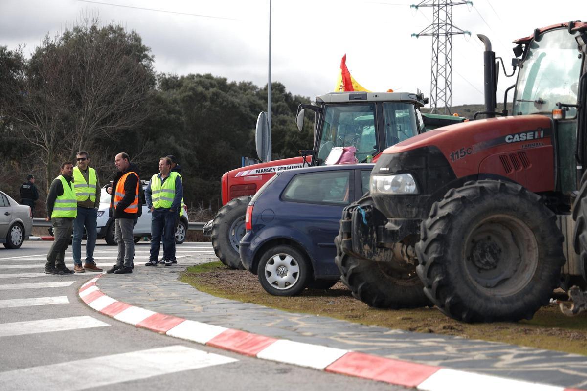 Fotogalería | Los tractores ya ocupan las carreteras extremeñas