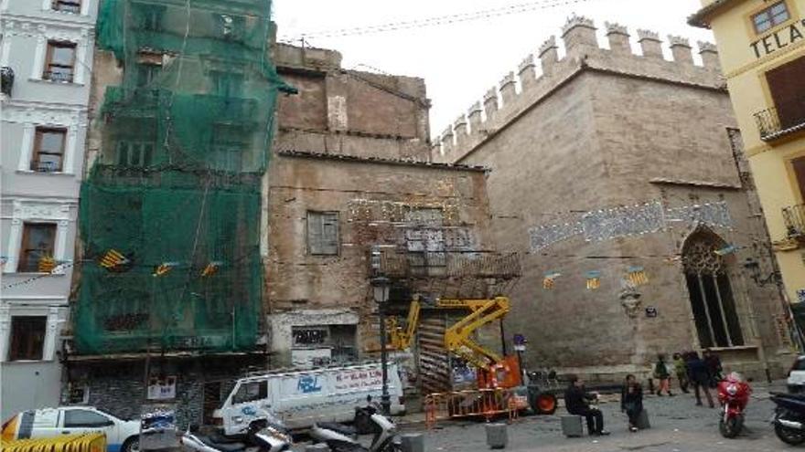 Los dos edificios de la plaza Doctor Collado que serán rehabilitados.