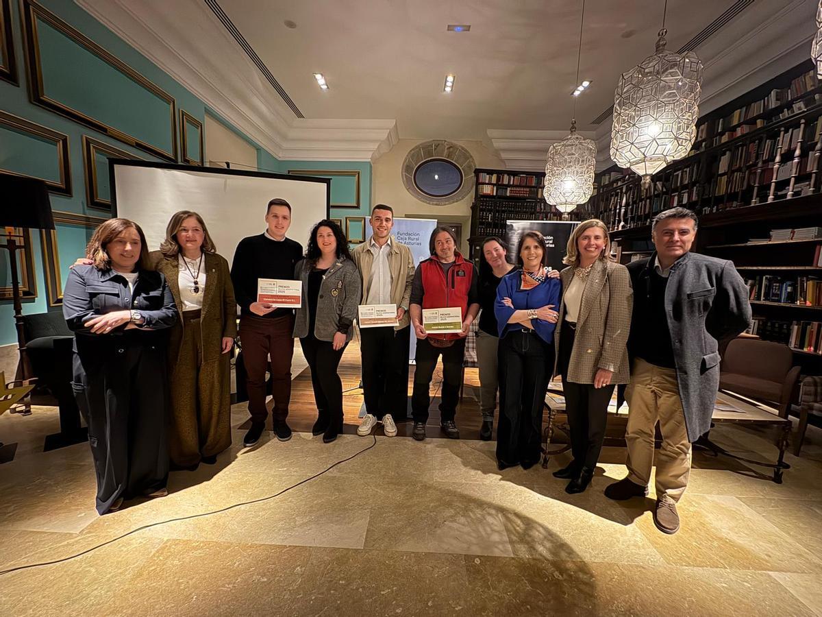 Por la izquierda, Belén Liste, gerente del grupo de desarrollo, la directora general Begoña López, los premiados Adrián Mayo, Zoraida González, Enol Méndez, Fernando Llano y Marta Tapia, la directora general Aránzazu González, la directora de la Fundación Caja Rural de Asturias, Eva Pando; y el alcalde cangués, José Luis Fontaniella