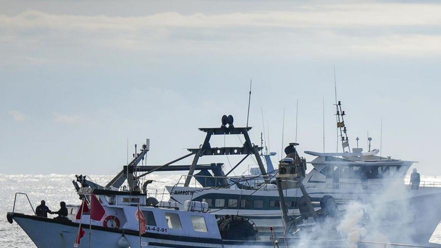 Concentració de vaixells de pesca davant la platja de Blanes (Selva)