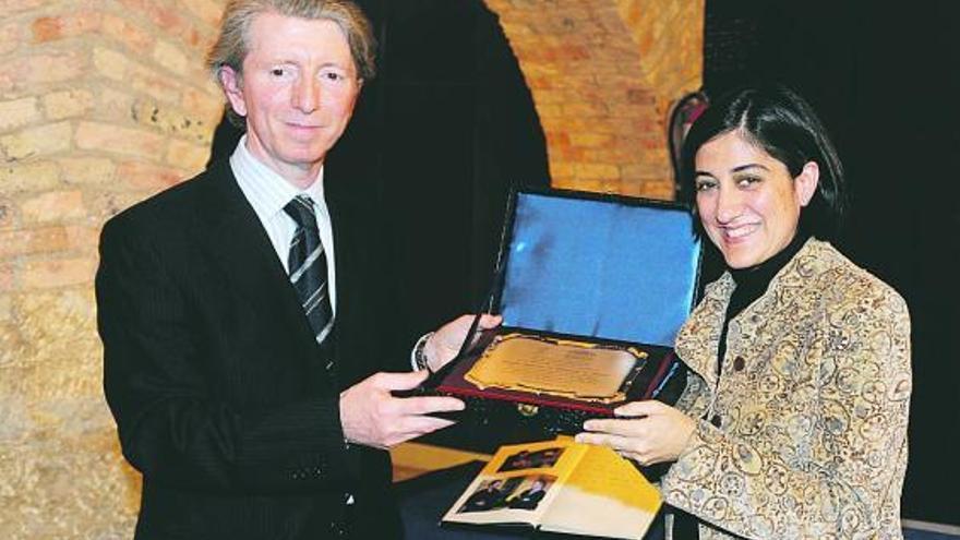 Alberto López Coya entrega el premio de Camerino 22 a Ana Mateo.